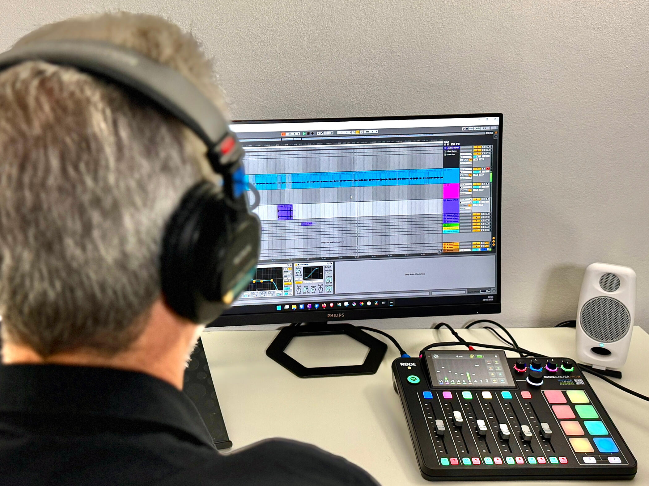 Immagine di un tecnico del suono che lavora su un file audio
