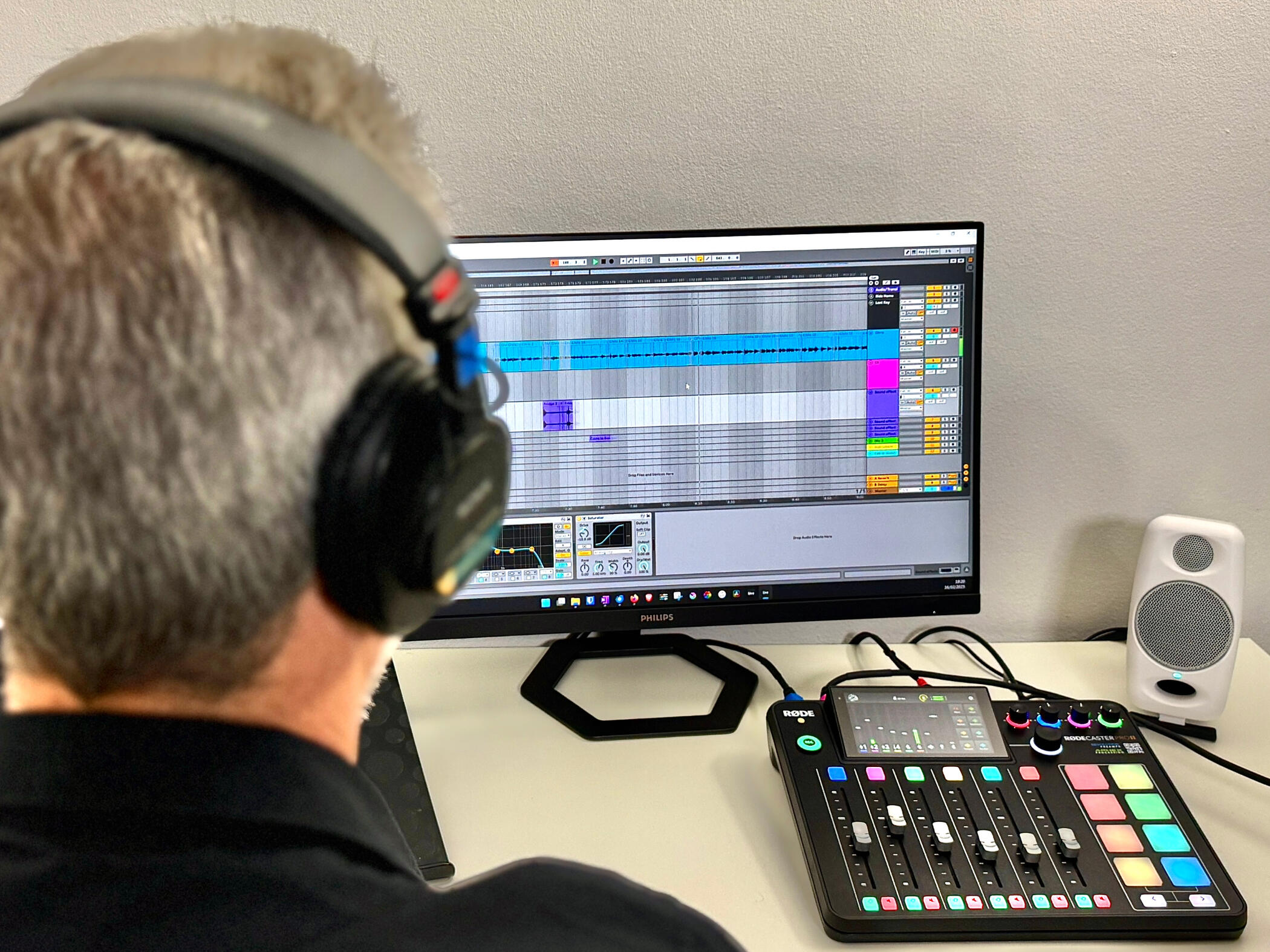 Esperienza Immagine di un tecnico del suono che lavora su un file audio